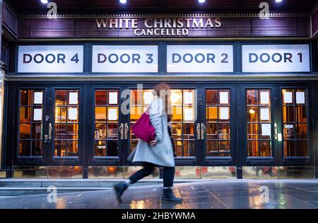 Edinburgh, Schottland, Großbritannien. 22nd. Dezember 2021. Die Theater in Schottland schließen ihre Türen und kündigen Shows nach dem neuesten Update und den Einschränkungen der schottischen Regierung zu den Omicron-Gesundheitsbehörden Covid-19. Betroffen sind Pantomimen, Musicals und Ballettaufführungen. Pic. Das Londoner Musical White Christmas wurde bereits im Playhouse in Edinburgh abgesagt. Iain Masterton/Alamy Live News. Stockfoto