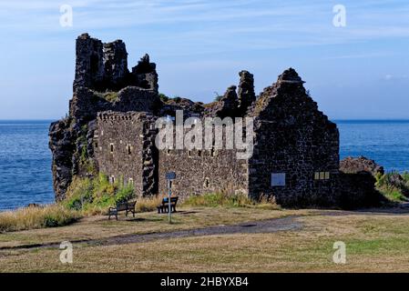 Überreste von Dunure Castle aus dem 13th. Jahrhundert an der Küste von Ayrshire südlich von Ayr, Schottland, Großbritannien. 22nd vom Juli 2021 Stockfoto