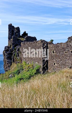 Überreste von Dunure Castle aus dem 13th. Jahrhundert an der Küste von Ayrshire südlich von Ayr, Schottland, Großbritannien. 22nd vom Juli 2021 Stockfoto