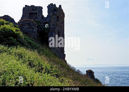 Überreste von Dunure Castle aus dem 13th. Jahrhundert an der Küste von Ayrshire südlich von Ayr, Schottland, Großbritannien. 22nd vom Juli 2021 Stockfoto