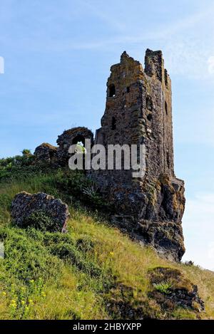 Überreste von Dunure Castle aus dem 13th. Jahrhundert an der Küste von Ayrshire südlich von Ayr, Schottland, Großbritannien. 22nd vom Juli 2021 Stockfoto