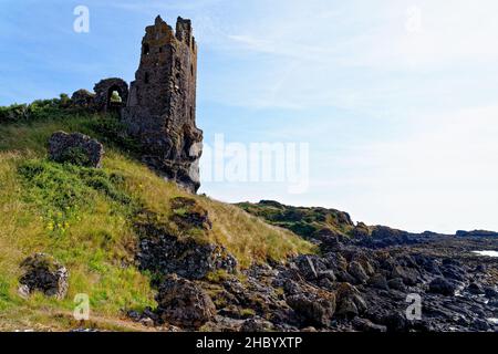 Überreste von Dunure Castle aus dem 13th. Jahrhundert an der Küste von Ayrshire südlich von Ayr, Schottland, Großbritannien. 22nd vom Juli 2021 Stockfoto