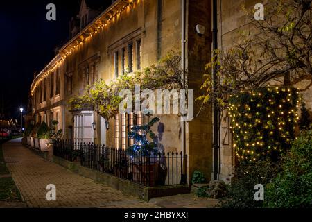 Cotswold Stadthäuser mit weihnachtsschmuck in der Nacht. Chipping Campden, Cotswolds, Gloucestershire, England Stockfoto