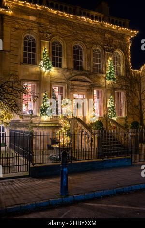 Cotswold Town House zu Weihnachten. Chipping Campden, Cotswolds, Gloucestershire, England Stockfoto