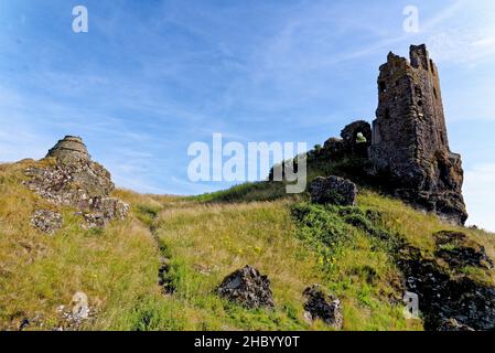 Überreste von Dunure Castle aus dem 13th. Jahrhundert an der Küste von Ayrshire südlich von Ayr, Schottland, Großbritannien. 22nd vom Juli 2021 Stockfoto