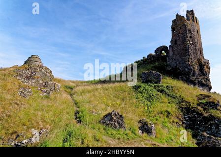 Überreste von Dunure Castle aus dem 13th. Jahrhundert an der Küste von Ayrshire südlich von Ayr, Schottland, Großbritannien. 22nd vom Juli 2021 Stockfoto