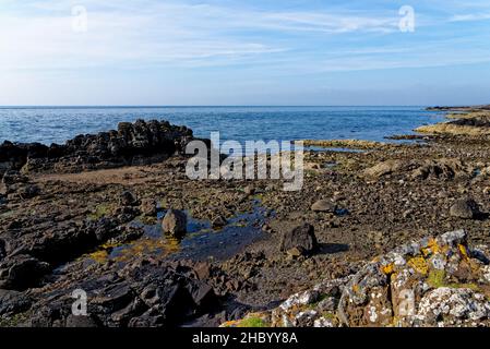 Strand in Dunure Village - Ayrshire Küste südlich von Ayr, Schottland, Vereinigtes Königreich. 22nd vom Juli 2021 Stockfoto