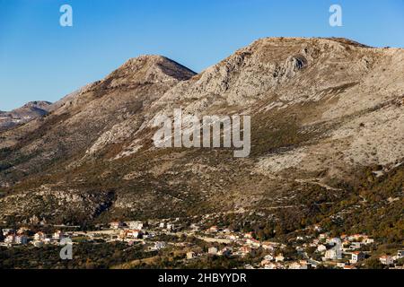 Große Berge an der Adriaküste. Region Dalmatien. Kroatien Stockfoto