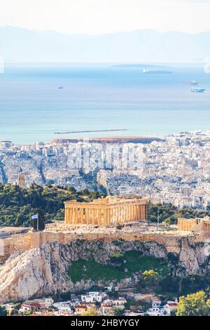 Vertikale Luftansicht der Akropolis und der Stadt Athen vom höchsten Berg des Lycabettus, Griechenland. Stockfoto