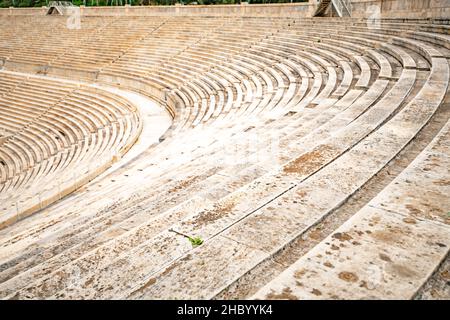 Horizontale Nahaufnahme der symmetrischen Marmortreppen des Panathenaic-Stadions in Athen, Griechenland. Stockfoto