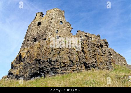 Überreste von Dunure Castle aus dem 13th. Jahrhundert an der Küste von Ayrshire südlich von Ayr, Schottland, Großbritannien. 22nd vom Juli 2021 Stockfoto