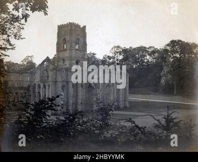 Antikes c1900 Foto, Fountains Abbey. Fountains Abbey ist eines der größten und am besten erhaltenen zerstörten Zisterzienserklöster in England. QUELLE: ORIGINALFOTO Stockfoto