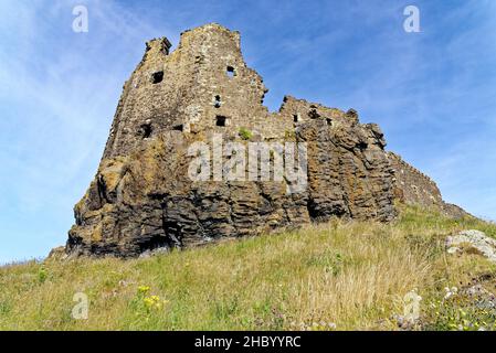 Überreste von Dunure Castle aus dem 13th. Jahrhundert an der Küste von Ayrshire südlich von Ayr, Schottland, Großbritannien. 22nd vom Juli 2021 Stockfoto