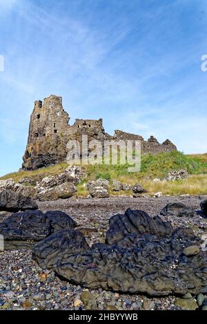 Überreste von Dunure Castle aus dem 13th. Jahrhundert an der Küste von Ayrshire südlich von Ayr, Schottland, Großbritannien. 22nd vom Juli 2021 Stockfoto