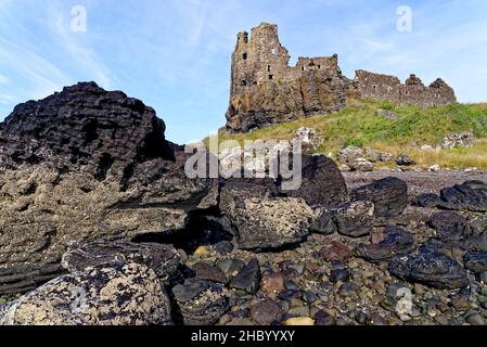 Überreste von Dunure Castle aus dem 13th. Jahrhundert an der Küste von Ayrshire südlich von Ayr, Schottland, Großbritannien. 22nd vom Juli 2021 Stockfoto