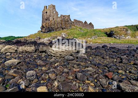 Überreste von Dunure Castle aus dem 13th. Jahrhundert an der Küste von Ayrshire südlich von Ayr, Schottland, Großbritannien. 22nd vom Juli 2021 Stockfoto