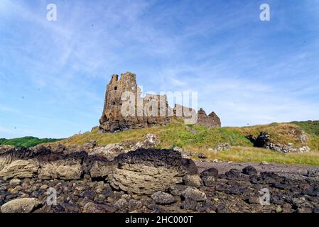 Überreste von Dunure Castle aus dem 13th. Jahrhundert an der Küste von Ayrshire südlich von Ayr, Schottland, Großbritannien. 22nd vom Juli 2021 Stockfoto