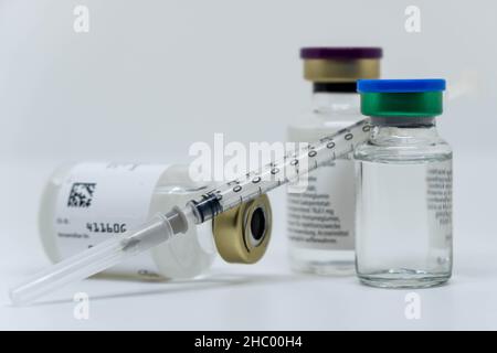 Flaschen mit Medikamenten und Injektionslösung, Spritze, Ausrüstung für die Impfung Stockfoto