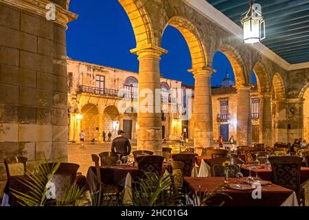 Restaurant an der Plaza de San Francisco de Asís / Saint Francis of Assisi Platz in der Nacht im Stadtzentrum Alt-Havanna, La Habana auf der Insel Kuba Stockfoto