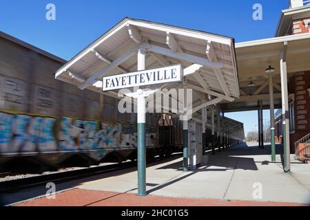 Bahnhof in North Carolina mit vorbeifahrenden Güterzug Stockfoto