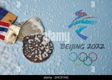 14. Dezember 2021 - Los Angeles, USA: Olympische Medaillen und Peking 2022 Symbol der Olympischen Spiele. Medaillen bei den Olympischen Winterspielen 2022 in Peking, China Stockfoto