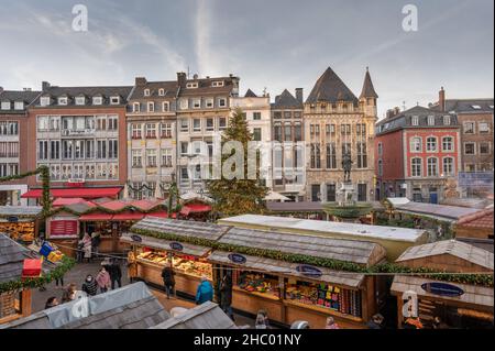 Aachen -der Aachener Weihnachtsmarkt lockt jährlich Hunderttausende Besucher auf die Plätze und in die Gassen rund um den Aachener Dom und das Rathaus Stockfoto