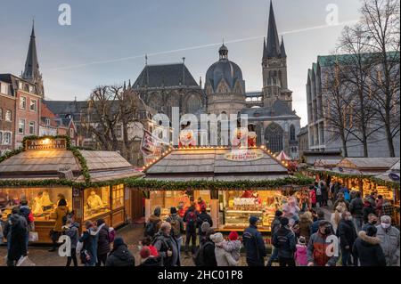 Aachen -der Aachener Weihnachtsmarkt lockt jährlich Hunderttausende Besucher auf die Plätze und in die Gassen rund um den Aachener Dom und das Rathaus Stockfoto