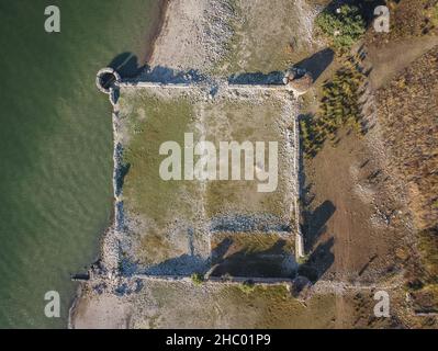 Drohne aus der Luft. Fortino di Mazzallakkar, zerstörte arabische Festung in Sambuca di Sicilia, Sizilien. Es liegt am Lago Arancio und wird gelegentlich von Wasser überflutet. Stockfoto