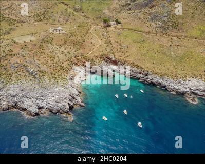 Drohnenantenne über wunderschöner Küste, türkisblaues klares Meerwasser, wilde Natur, Zingaro Nature Reserve, Sizilien. Tropischer Reiseurlaub in der Nähe von Scopello. Stockfoto