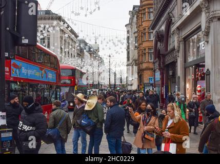 London, Großbritannien 22nd. Dezember 2021. Die geschäftige Oxford Street, in der Weihnachtseinkäufer im West End strömen. Stockfoto