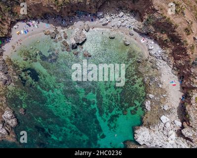 Drohnenantenne über wunderschöner Küste, türkisblaues klares Meerwasser, wilde Natur, Zingaro Nature Reserve, Sizilien. Tropischer Reiseurlaub in der Nähe von Scopello. Stockfoto