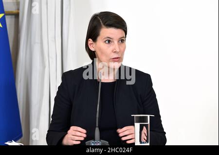 Wien, Österreich. 22nd Dez 2021. Pressekonferenz zur Coronaentwicklung im Bundeskanzleramt mit Oberärztin Katharina Reich Stockfoto