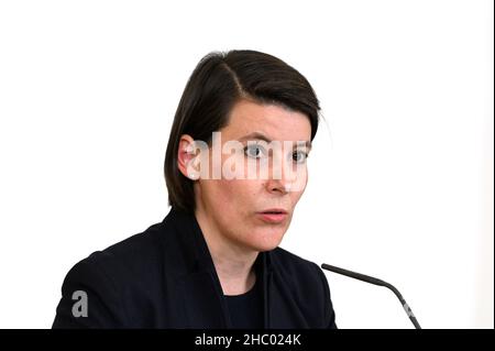 Wien, Österreich. 22nd Dez 2021. Pressekonferenz zur Coronaentwicklung im Bundeskanzleramt mit Oberärztin Katharina Reich Stockfoto