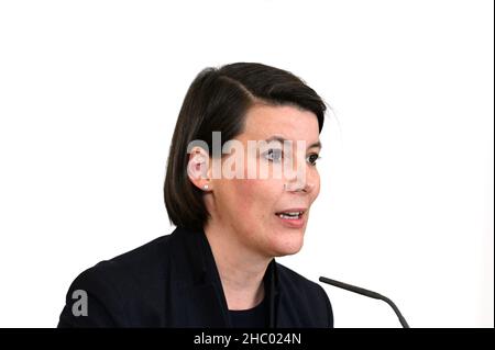 Wien, Österreich. 22nd Dez 2021. Pressekonferenz zur Coronaentwicklung im Bundeskanzleramt mit Oberärztin Katharina Reich Stockfoto