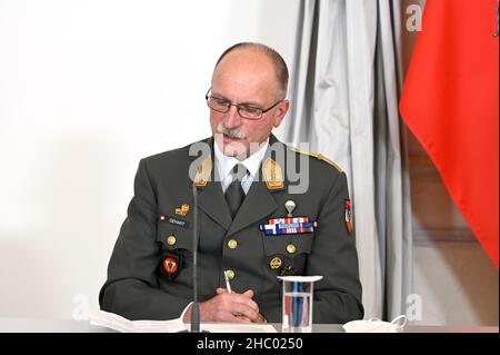 Wien, Österreich. 22nd Dez 2021. Pressekonferenz zur Koronaentwicklung im Bundeskanzleramt mit Generalleutnant Norbert Gehart Stockfoto