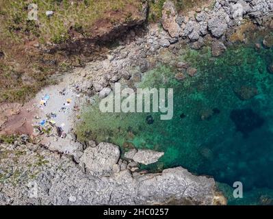 Drohnenantenne über wunderschöner Küste, türkisblaues klares Meerwasser, wilde Natur, Zingaro Nature Reserve, Sizilien. Tropischer Reiseurlaub in der Nähe von Scopello. Stockfoto