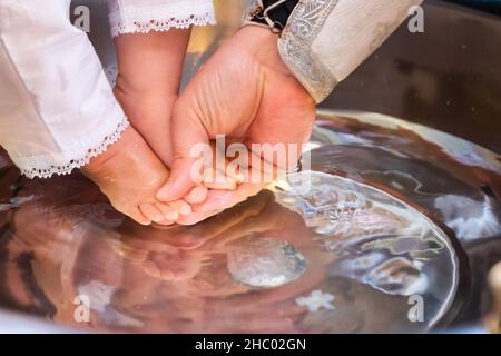 Babytaufe. Zeremonie der Taufe in der christlichen Kirche. Taufblume Stockfoto
