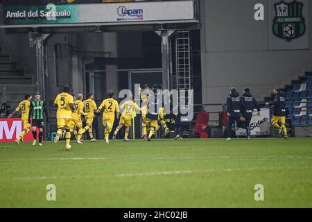 MAPEI Stadium, Reggio Emilia, Italien, 22. Dezember 2021, FC Bologna feiert Federico Santander nach seinem Tor während des Spiels der US Sassuolo gegen den FC Bologna - italienische Fußballserie A Stockfoto