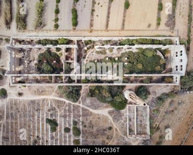 Drohne aus der Luft. Fornace Penna, Denkmal der Industriearchäologie in Sampieri, Ragusa, Sizilien, genannt La Mannara in den Geschichten des Inspector Montalbano. Stockfoto