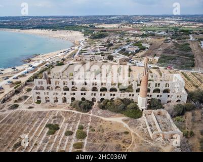 Drohne aus der Luft. Fornace Penna, Denkmal der Industriearchäologie in Sampieri, Ragusa, Sizilien, genannt La Mannara in den Geschichten des Inspector Montalbano. Stockfoto