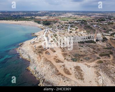 Drohne aus der Luft. Fornace Penna, Denkmal der Industriearchäologie in Sampieri, Ragusa, Sizilien, genannt La Mannara in den Geschichten des Inspector Montalbano. Stockfoto