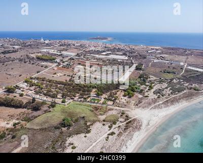 Luftdrohnenansicht des Strandes und des Hafens von Portopalo di Capo Passero. Türkisfarbenes Wasser in der Provinz Siracusa, Sizilien. Stockfoto