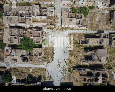 Luftdrohnenaufnahme der Ruinen von Poggioreale im Belice-Tal, Provinz Trapani, die durch das Erdbeben von 1968 zerstört wurde. Verlassene unheimliche Geisterstadt, Sizilien. Stockfoto