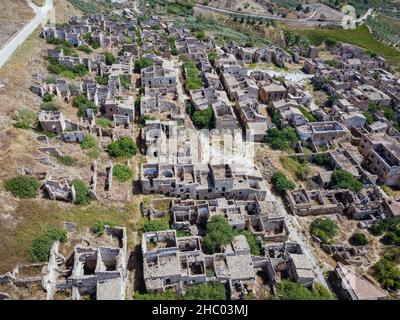 Luftdrohnenaufnahme der Ruinen von Poggioreale im Belice-Tal, Provinz Trapani, die durch das Erdbeben von 1968 zerstört wurde. Verlassene unheimliche Geisterstadt, Sizilien. Stockfoto