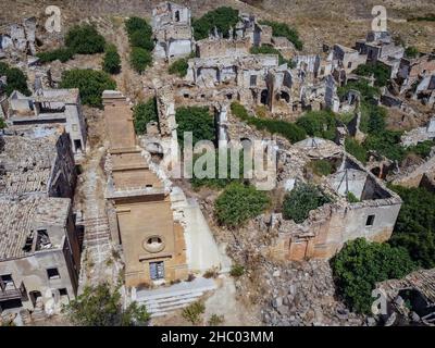 Luftdrohnenaufnahme der Ruinen von Poggioreale im Belice-Tal, Provinz Trapani, die durch das Erdbeben von 1968 zerstört wurde. Verlassene unheimliche Geisterstadt, Sizilien. Stockfoto