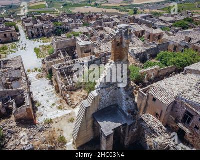 Luftdrohnenaufnahme der Ruinen von Poggioreale im Belice-Tal, Provinz Trapani, die durch das Erdbeben von 1968 zerstört wurde. Verlassene unheimliche Geisterstadt, Sizilien. Stockfoto