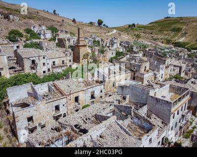 Luftdrohnenaufnahme der Ruinen von Poggioreale im Belice-Tal, Provinz Trapani, die durch das Erdbeben von 1968 zerstört wurde. Verlassene unheimliche Geisterstadt, Sizilien. Stockfoto