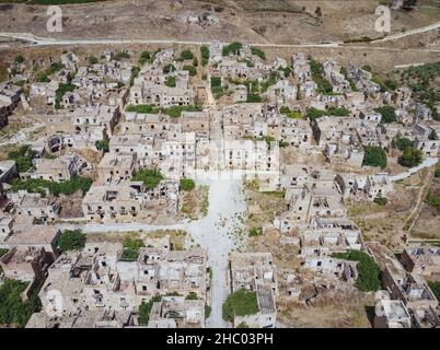 Luftdrohnenaufnahme der Ruinen von Poggioreale im Belice-Tal, Provinz Trapani, die durch das Erdbeben von 1968 zerstört wurde. Verlassene unheimliche Geisterstadt, Sizilien. Stockfoto