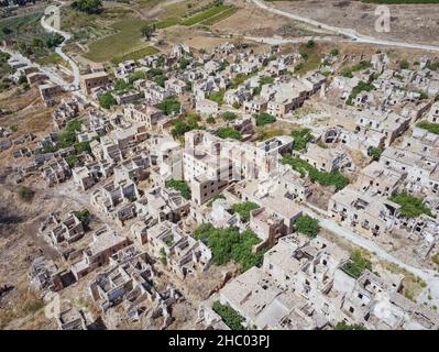 Luftdrohnenaufnahme der Ruinen von Poggioreale im Belice-Tal, Provinz Trapani, die durch das Erdbeben von 1968 zerstört wurde. Verlassene unheimliche Geisterstadt, Sizilien. Stockfoto