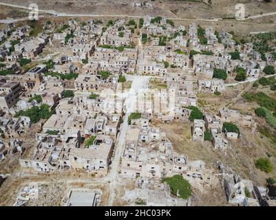 Luftdrohnenaufnahme der Ruinen von Poggioreale im Belice-Tal, Provinz Trapani, die durch das Erdbeben von 1968 zerstört wurde. Verlassene unheimliche Geisterstadt, Sizilien. Stockfoto